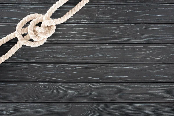 Вид Зверху Білу Морську Мотузку Вузлом Темній Дерев Яній Поверхні — Безкоштовне стокове фото
