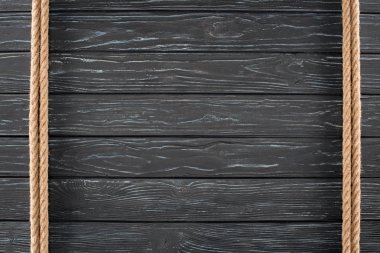 koyu ahşap yüzey üzerinde kahverengi halatlar Üstten Görünüm