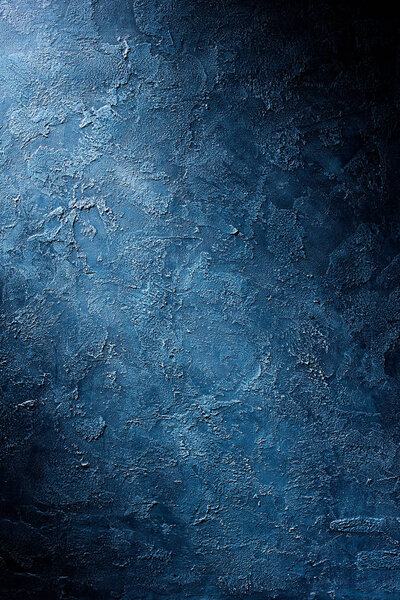 Грубая текстурированная синяя стена
