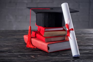Mezuniyet Diploması ve kitap masada kapaklı