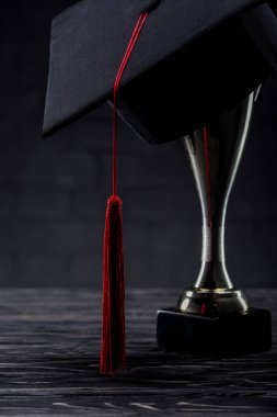 Mezuniyet Kupası ahşap masa üzerinde kupa bardak