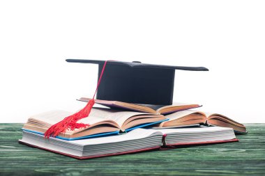 Mezuniyet kap ile açık kitap üzerine