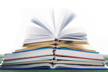 Ahşap masa üzerinde açık kitap yığını