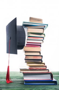 Yığılmış kitaplar arasında sabit mezuniyet kap