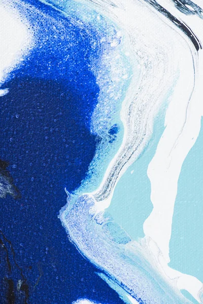 白と青のアクリル絵の具で抽象的なテクスチャのクローズ アップ — ストック写真