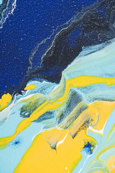 Абстрактный акриловый фон с желтой и синей краской
