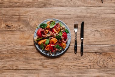 gurme salatası midye, sebze ve jamon üstten görünüm ahşap tablo