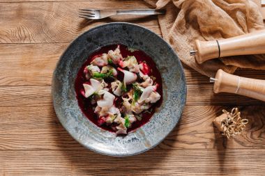 dorado ve baharat ile lezzetli meze üstten görünüm ahşap tablo 