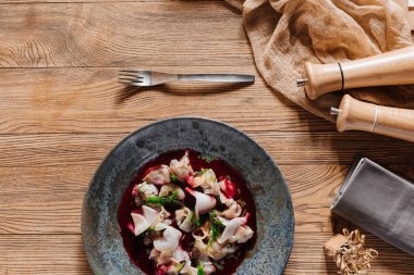 gurme Ceviche dorado ve baharat ile üstten görünüm ahşap tablo 