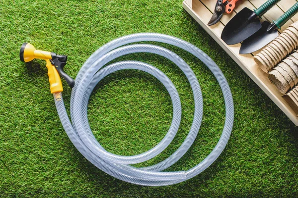 Tilikan Atas Hosepipe Dan Peralatan Berkebun Papan — Stok Foto