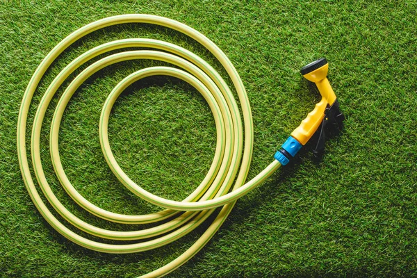 Hosepipe Üstten Görünüm Çim Minimalist Kavram Üzerinde — Stok fotoğraf