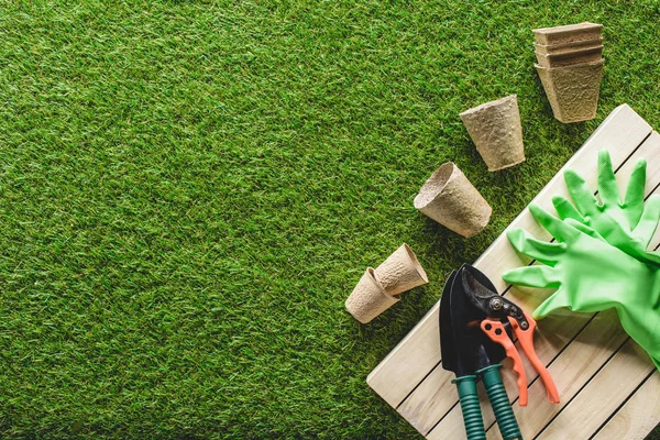 Pemandangan Atas Pot Bunga Sarung Tangan Pelindung Dan Alat Berkebun — Stok Foto