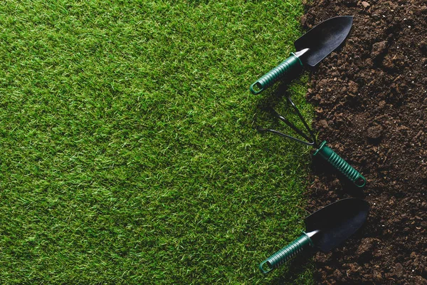 Bovenaanzicht Van Gras Schoppen Met Hand Hark Bodem — Stockfoto