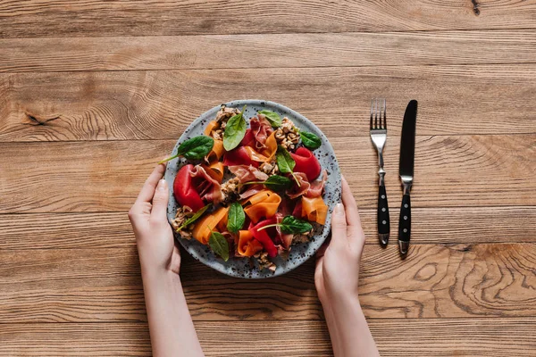 Tiro Cortado Mãos Segurando Prato Com Salada Gourmet Com Mexilhões — Fotografia de Stock