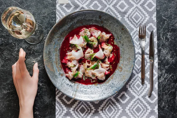 Vista Dall Alto Mano Umana Bicchiere Vino Delizioso Ceviche Con — Foto Stock