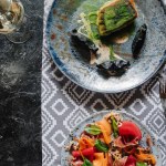 Blick von oben auf Gourmet-Salat mit Miesmuscheln und köstlichem gebratenem Zander Blick von oben auf Gourmet-Salat mit Miesmuscheln und köstlichem gebratenem Zander