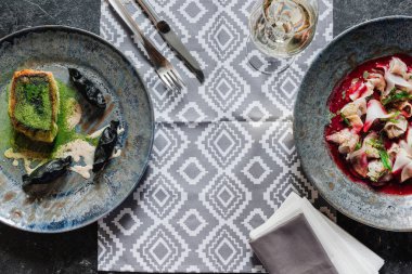 Kızarmış gurme zander, ceviche dorado ve şarap ile Üstten Görünüm 