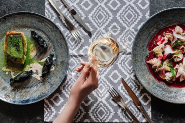 Kızarmış gurme zander, ceviche dorado ve şarap tutan kişi ile Üstten Görünüm 