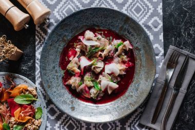 Midye gurme salata ve tabak içinde dorado ile lezzetli meze Üstten Görünüm 