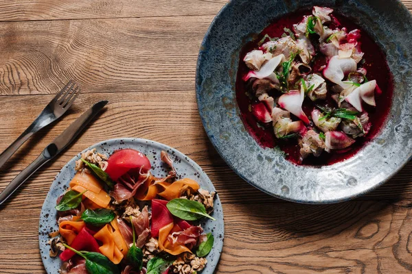 Ovanifrån Sallad Med Musslor Och Ceviche Med Dorado Träbord — Stockfoto