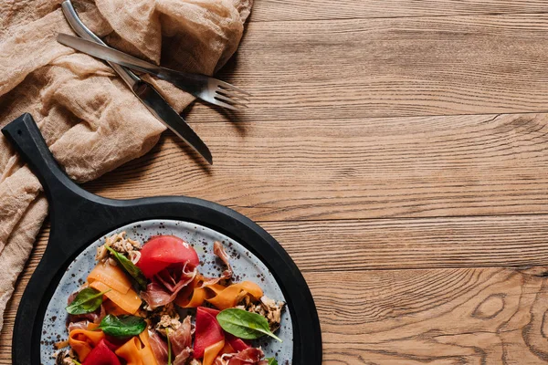 Salada Com Mexilhões Legumes Raiz Jamon Mesa Madeira — Fotografia de Stock