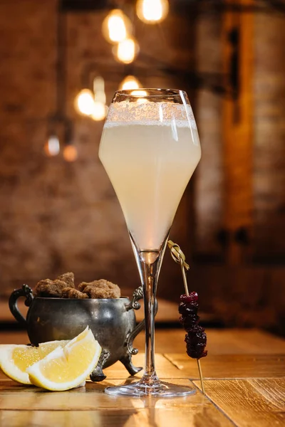 Vue Rapprochée Verre Avec Cocktail Français Sur Table Bois — Photo