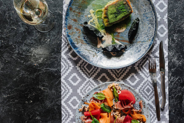 Top view of gourmet salad with mussels and delicious fried zander — Stock Image Top View Gourmet Salad Mussels Delicious Fried Zander Stock Image