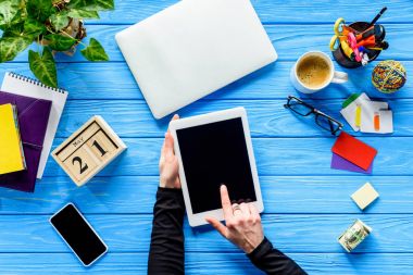 İş kişi para ve ileti örneği ile mavi ahşap tabloda tablet kullanma