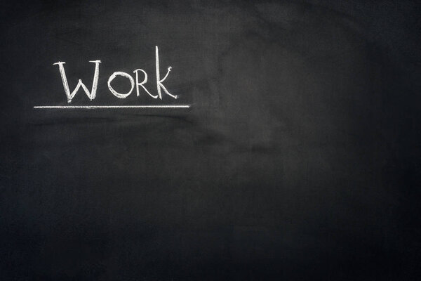 Подчеркнута надпись на темной доске
