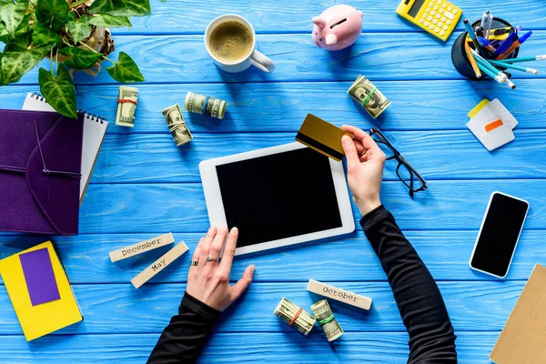 Mãos Segurando Tablet Cartão Crédito Mesa Madeira Azul Com Dinheiro — Fotografia de Stock