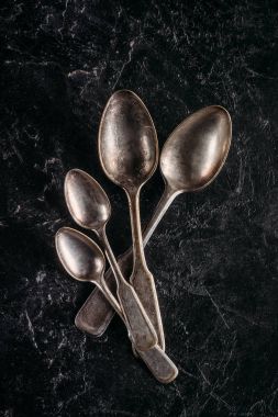 Karanlık masada vintage kaşık seti