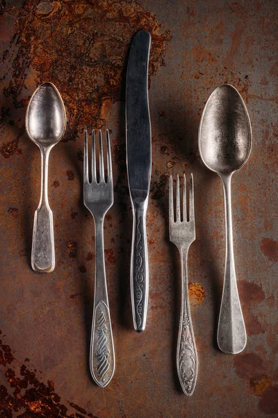 Vintage Spoons Forks Knife Rusted Background — Free Stock Photo