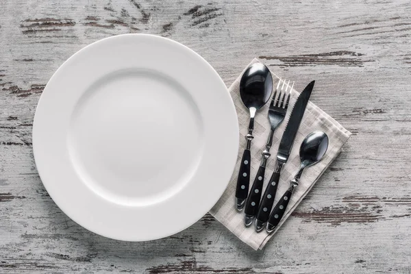 Witte Plaat Het Bestek Servet Houten Tafel — Stockfoto