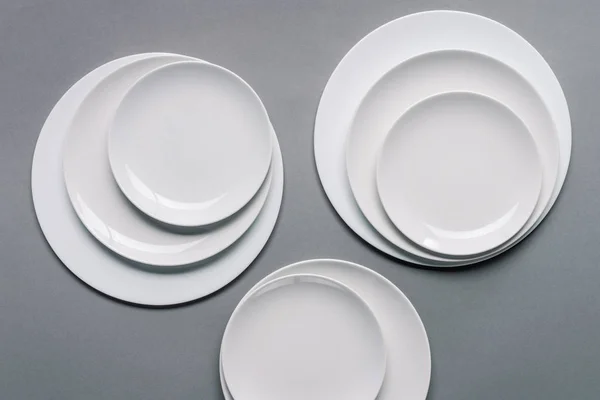 Composition White Plates Grey Background — Stock Photo, Image