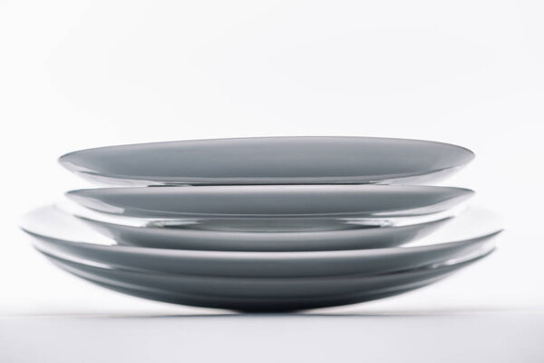 Стопка белых фарфоровых пластин на белом фоне
