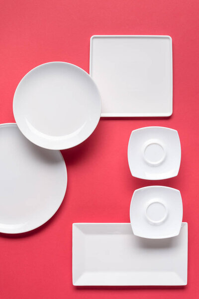 Состав различных белых пластин на красном фоне
