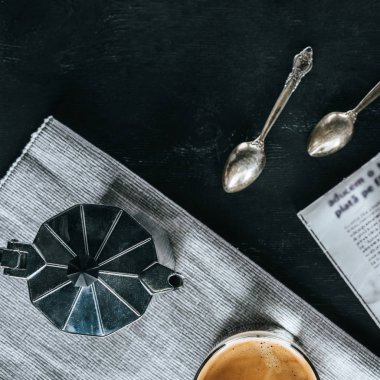 kahve makinesi, kaşık ve bardak soğuk buzlu kahve siyah masa üzerinde düz lay