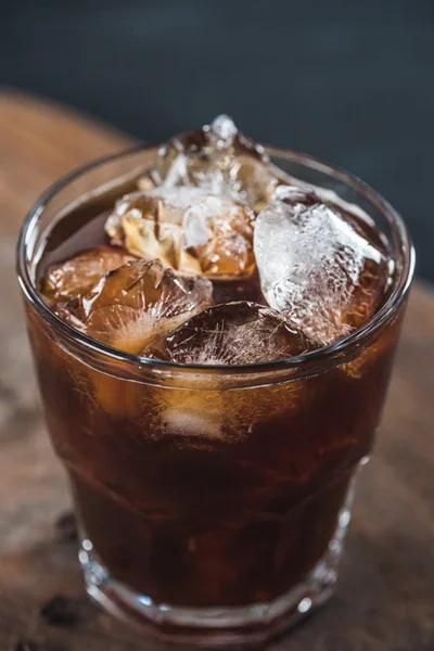 Nahaufnahme Von Glas Mit Kalt Gebrühtem Kaffee Mit Eiswürfeln — kostenloses Stockfoto