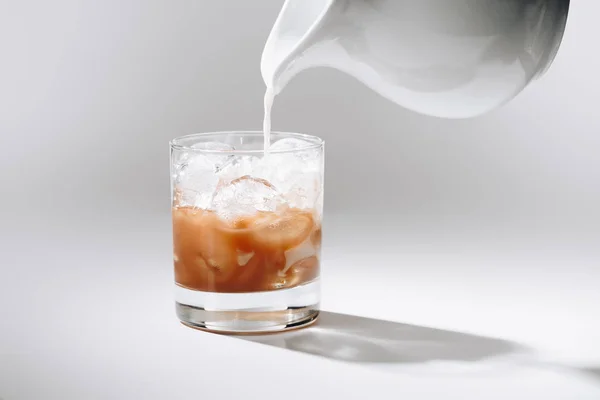 Dökülen Süt Beyaz Masa Üzerinde Görünümü Bardak Buzlu Kahve Sürecinin — Stok fotoğraf