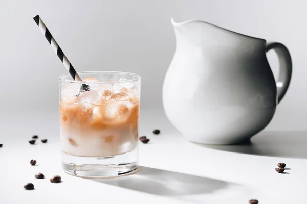 테이블 우유와 짚으로 차가운 커피의 유리의 재규어의 — 스톡 사진