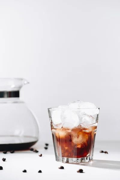 Nahaufnahme Von Glas Mit Kalt Gebrühtem Kaffee Kaffeemaschine Und Gerösteten — Stockfoto