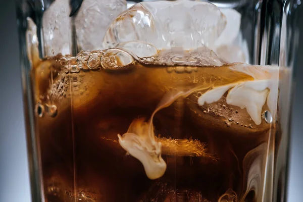 Nahaufnahme Von Kalt Gebrühtem Kaffee Mit Eiswürfeln Glas — Stockfoto