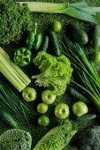 felülnézet érett étvágygerjesztő zöld zöldség, fű, egészséges táplálkozási koncepció