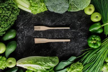 tahta spatula ve yeşil sebze, sağlıklı beslenme kavramı arasında çatal Üstten Görünüm