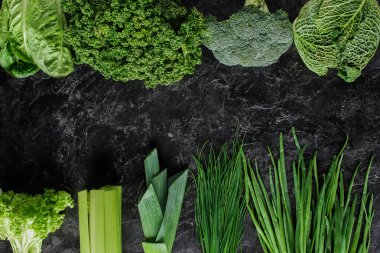 Beton tablo, sağlıklı beslenme kavramı üzerinde yeşil sebze Üstten Görünüm