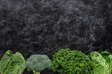 Beton tablo, sağlıklı beslenme kavramı, brokoli, savoy lahana ve maydanoz Üstten Görünüm