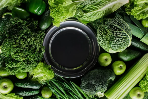 Вид Зверху Чорну Тарілку Між Зеленими Овочами Концепція Здорового Харчування — стокове фото