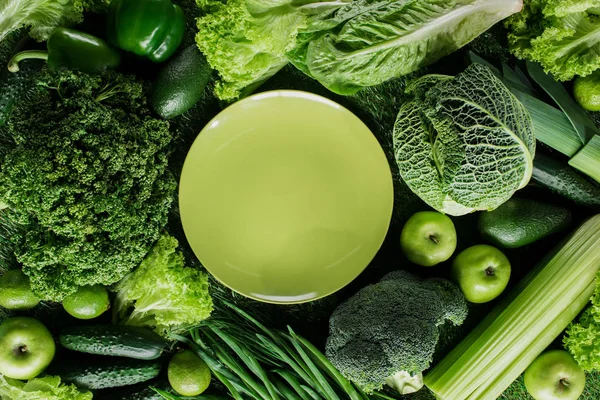 Blick Auf Grünen Teller Zwischen Grünem Gemüse Gesundes Ernährungskonzept — Stockfoto