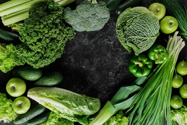 Top view of green vegetables on dark concrete table, healthy eating concept — Stock Image Top View Green Vegetables Dark Concrete Table Healthy Eating Concept Stock Picture