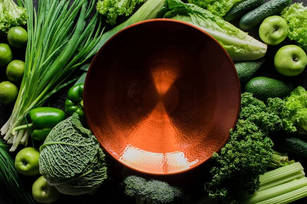 Top view of red plate between green vegetables, healthy eating concept — Stock Image Top View Red Plate Green Vegetables Healthy Eating Concept Stock Photo